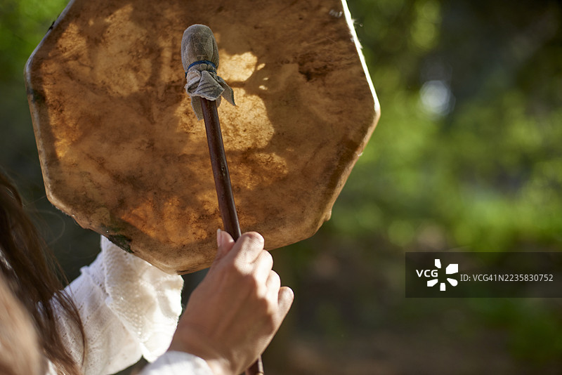 在大自然中举行仪式的萨满手持仪式鼓图片素材