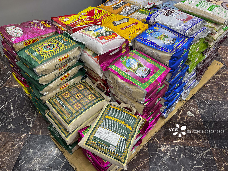 东京孟加拉国杂货店的印度香米选购图片素材