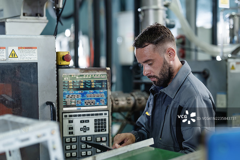 通过定期审计来确定改进领域，从而最大化可靠性和可维护性程序的有效性，确保优化制造操作。制造业的运营管理。图片素材