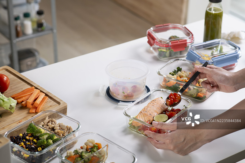 女性在家准备健康的自制餐，使用新鲜健康的食材。图片素材