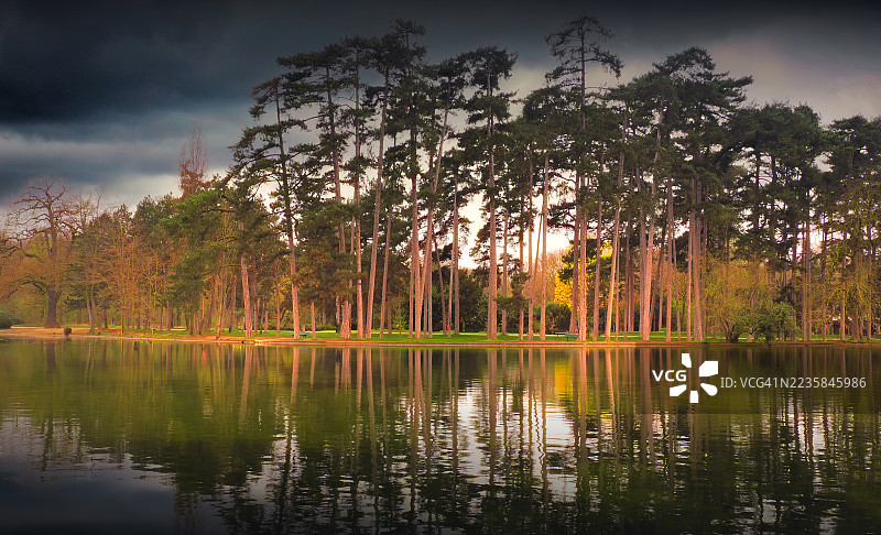 法国巴黎市，美奂且开阔的布洛涅森林公园图片素材