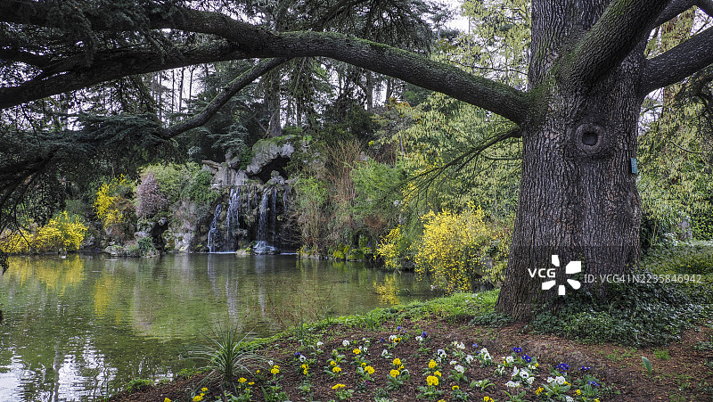 法国巴黎市布洛涅森林公园的春日景象，公园内景色宜人且开阔。图片素材