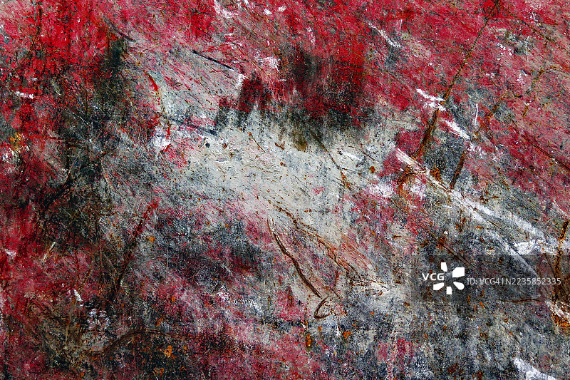 风化和划伤的红色金属板上的石膏和水泥。粗糙的纹理。阳光。自然色彩。全画幅4:3。法国巴黎。图片素材