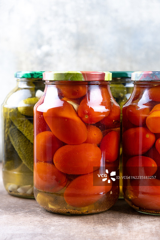 腌制黄瓜和番茄装在罐子里。图片素材