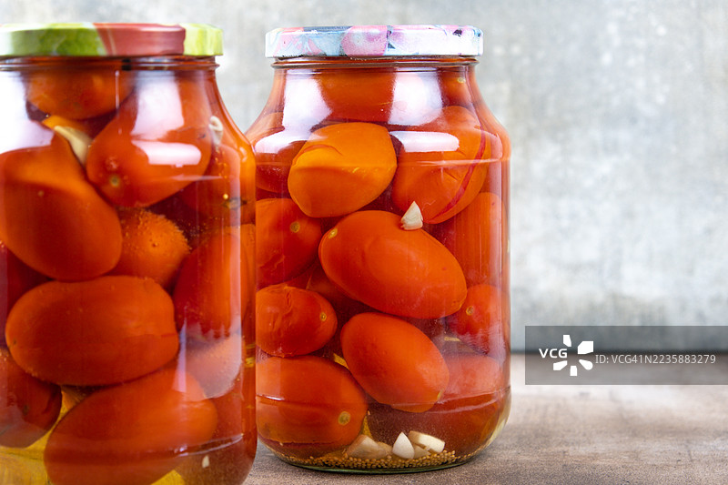 腌制番茄装在罐子里。图片素材