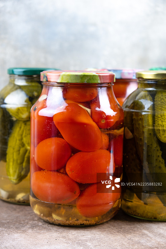 腌制黄瓜和番茄装在罐子里。图片素材