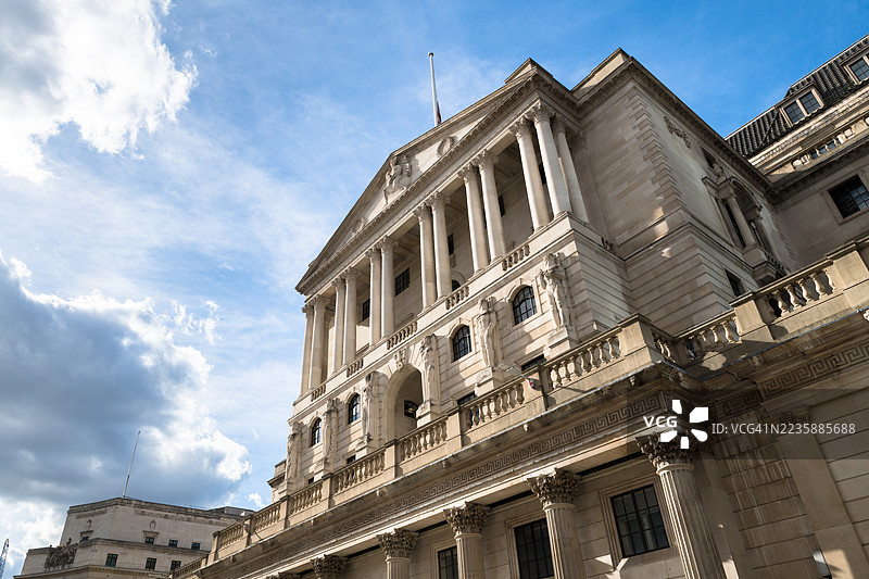 从低角度看英格兰银行，位于伦敦城市的线针街图片素材