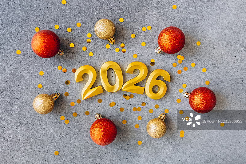 金色2026新年数字，带有灰色背景上的节日装饰。节日新年贺卡。平面布置风格。图片素材