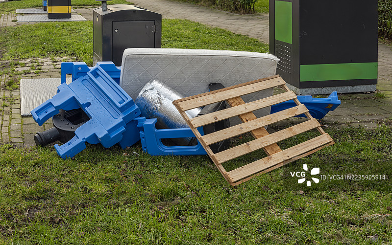 各种丢弃的家庭物品被遗留在 sidewalk 上。图片素材