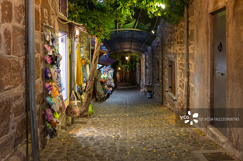 希腊莱斯沃斯岛莫利沃斯的迷人小巷，街道两旁是商店图片素材