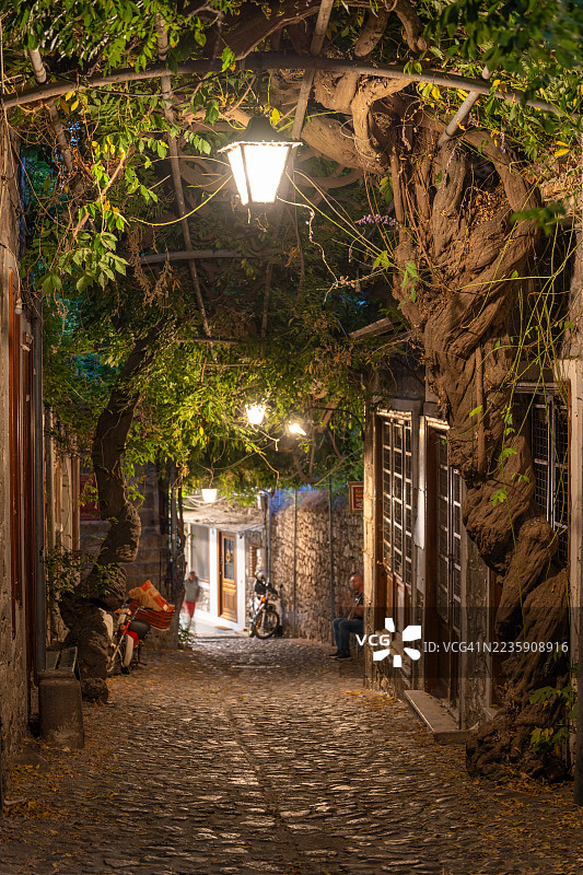 希腊莱斯沃斯岛上夜晚灯光照亮的迷人小巷图片素材