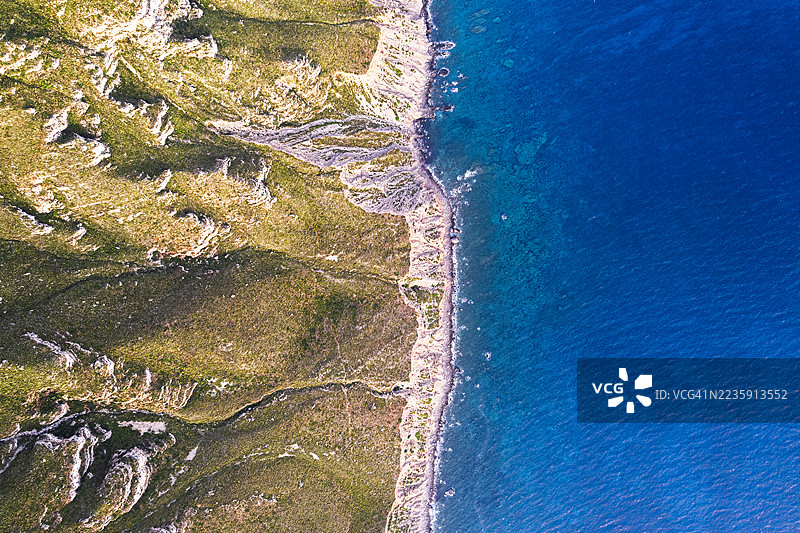 从上方俯瞰西西里岛马雷蒂莫的崎岖岩石海岸图片素材
