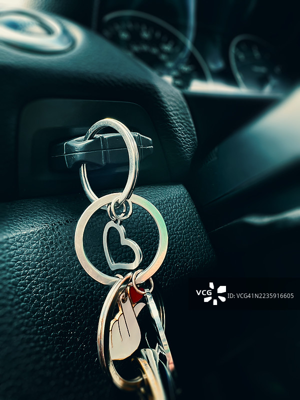 带有心形钥匙圈的汽车钥匙图片素材