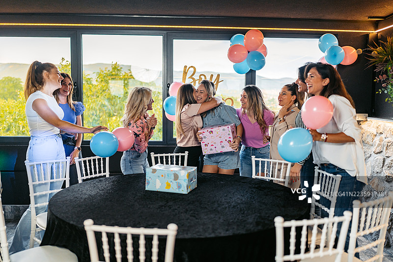 一群中年女性在室内为她们的女性朋友举办性别揭晓派对图片素材