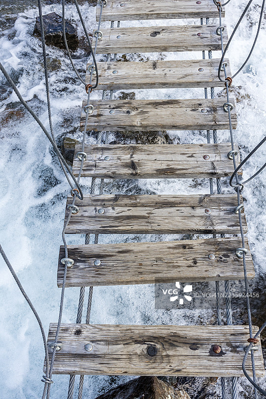 意大利斯泰尔维奥国家公园中的悬索桥台阶图片素材