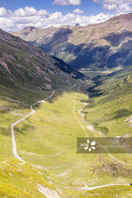 从利维尼奥山口看到的冰川谷图片素材