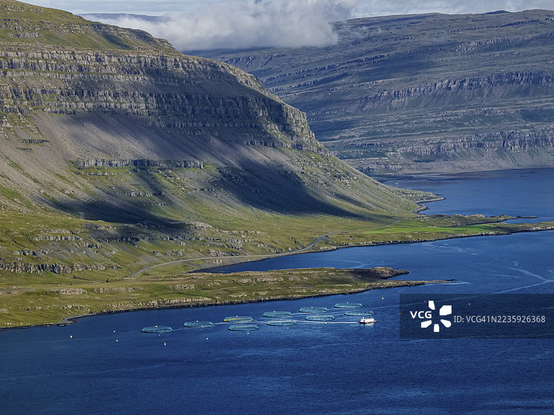 山脉,峡湾,海岸,夏季,鸟瞰图,鱼场,鲑鱼养殖场,养殖鲑鱼,捕鱼,贝尔夫峡湾,东峡湾,冰岛图片素材