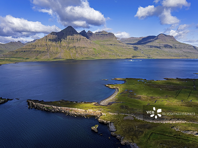 山脉，晨光，峡湾，海岸，夏季，鸟瞰图，贝鲁夫峡湾，背后是泰加霍恩，东峡湾，冰岛图片素材