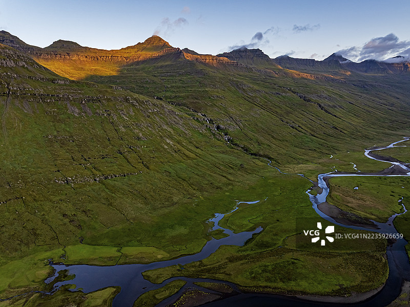 山脉，晨光，山谷，河流，河道，河口，海岸，夏季，鸟瞰图，斯托德瓦尔峡湾，东峡湾，冰岛图片素材