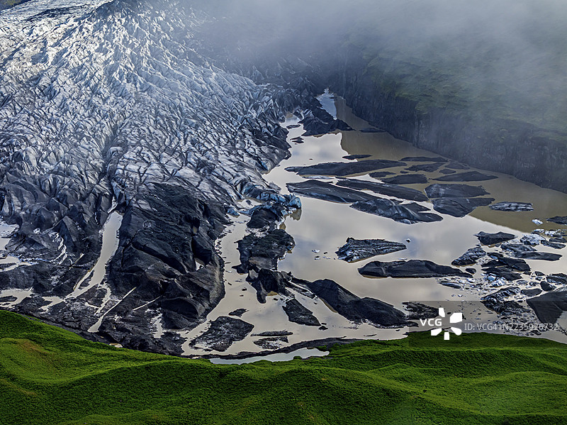 冰川漂浮物、冰川、冰川舌、冰川湖、阳光明媚、阴云密布、清晨氛围、山脉、倒影、鸟瞰图、夏季、斯维纳维尔斯冰川、斯卡夫塔费尔、瓦特纳冰川国家公园、冰岛图片素材