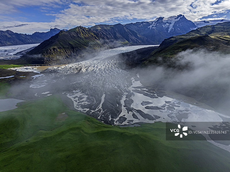 冰块、冰川、冰川舌、冰川湖、阳光明媚、阴云密布、清晨氛围、山脉、倒影、鸟瞰图、夏季、斯维纳维尔斯冰川、斯卡夫塔费国家公园、瓦特纳冰川国家公园、冰岛图片素材