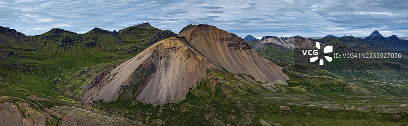 冰岛东峡湾法斯克鲁兹峡湾的夏季晨光下的火山海岸全景航拍图，云层覆盖。图片素材
