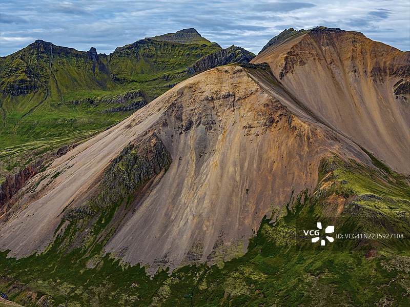 冰岛东峡湾法斯克鲁兹峡湾的火山山脉、海岸、夏季、航拍视角、晨光、阴云密布图片素材