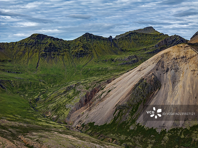 冰岛东峡湾法斯克鲁兹峡湾的夏季晨光下，火山云雾缭绕的海岸山脉鸟瞰图图片素材