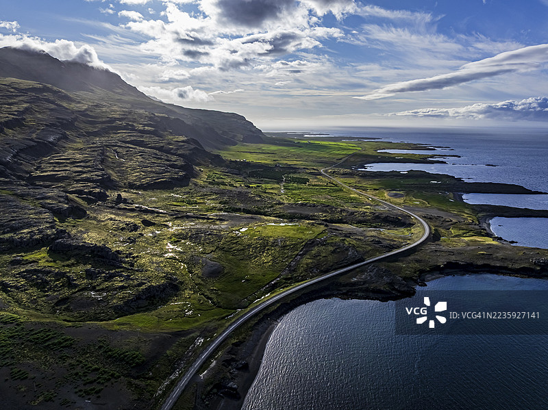 山脉，晨光，峡湾，海岸，夏季，公路，沿海公路，逆光，鸟瞰图，贝鲁夫峡湾，东峡湾，冰岛图片素材