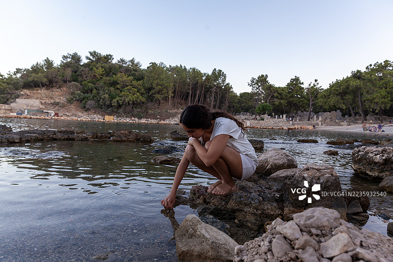 少女凝视大海的肖像图片素材