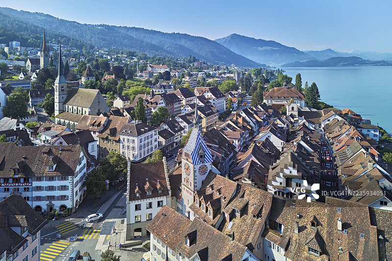 瑞士楚格州楚格市的老城区，背景是齐特塔、楚格湖和瑞吉山。图片素材
