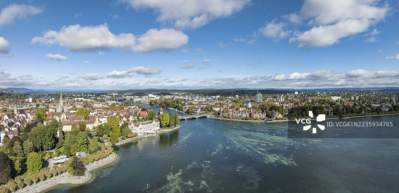 鸟瞰图，康斯坦茨湖和塞勒莱茵河的全景，包括莱茵河漏斗、康斯坦茨市和老莱茵桥，莱茵河在此处正式开始其零公里里程，左侧是港口入口和帝国雕像，区域图片素材