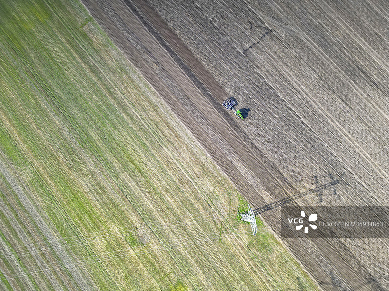 田间作业，拖拉机，耕作，耕种，播种豌豆，施肥，农业工作，收割，谷物，拖拉机田间作业，丰收节，鸟瞰图，农业机械，萨克森-安哈尔特，德国图片素材