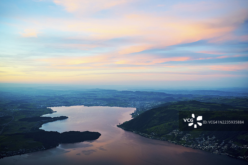 从瑞吉山峰俯瞰楚格湖和基门，瓦尔赫维尔，楚格州，瑞士图片素材