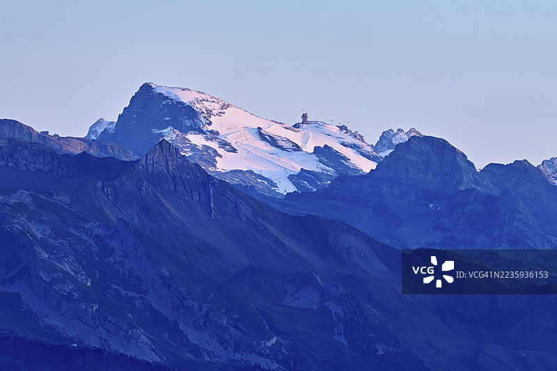 从瑞士奥瓦尔登州恩根贝格的瑞吉山峰俯瞰被雪覆盖的提特利斯山图片素材