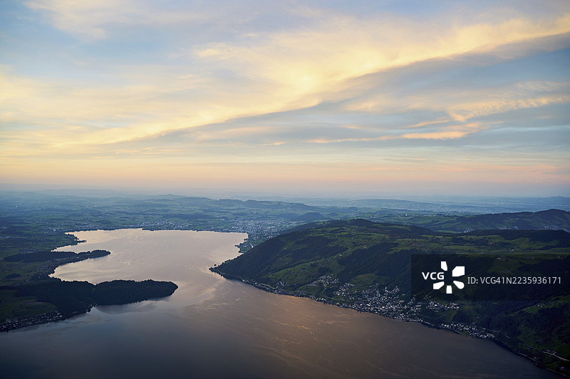 从瑞吉山峰俯瞰楚格湖和基门，瓦尔赫维尔，楚格州，瑞士图片素材