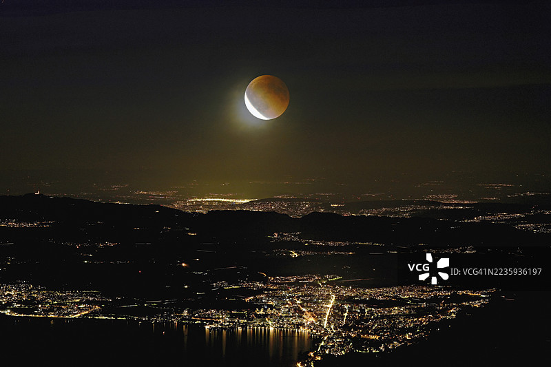 血月，完全月食，照亮的城市和楚格湖，瑞士楚格州图片素材