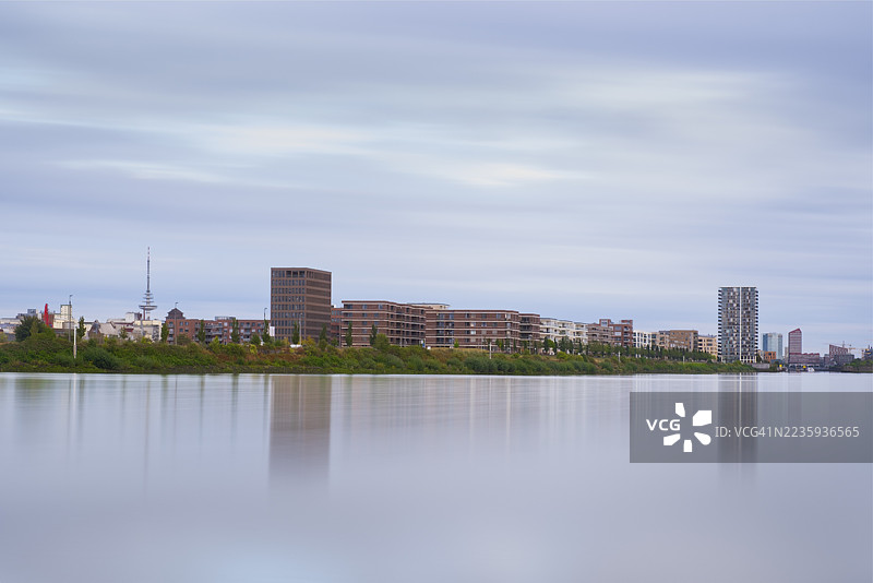 从维泽河俯瞰到海洋城市，长时间曝光，德国不来梅图片素材