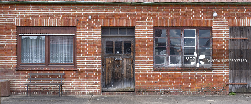 德国下萨克森州布鲁赫豪森-菲尔森的乌恩岑，老旧住宅楼的入口区域，红砖车间的景观图片素材