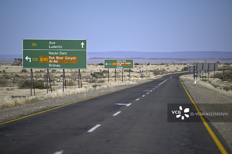 纳米比亚卡拉斯地区，戈阿盖布附近，基特曼舒普与吕德里茨之间的B4公路标志图片素材