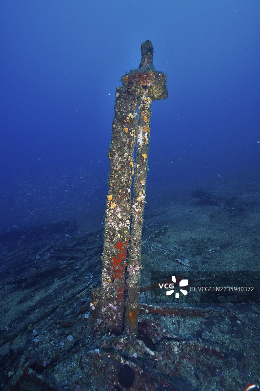 沉船的旧锈蚀部分矗立在海底，周围是蓝色的海水。潜水地点：沉船Le Vapeur，吉恩半岛，普罗旺斯阿尔卑斯蓝色海岸，法国。图片素材