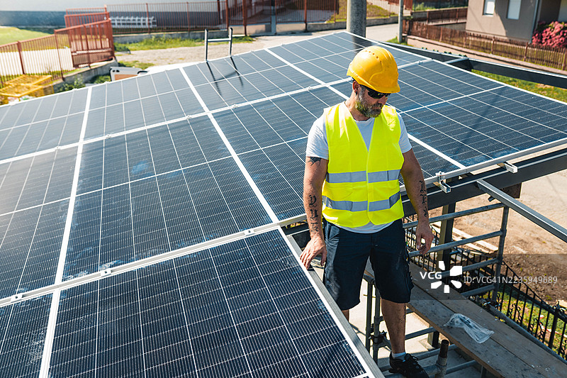 检查这些太阳能安装情况图片素材
