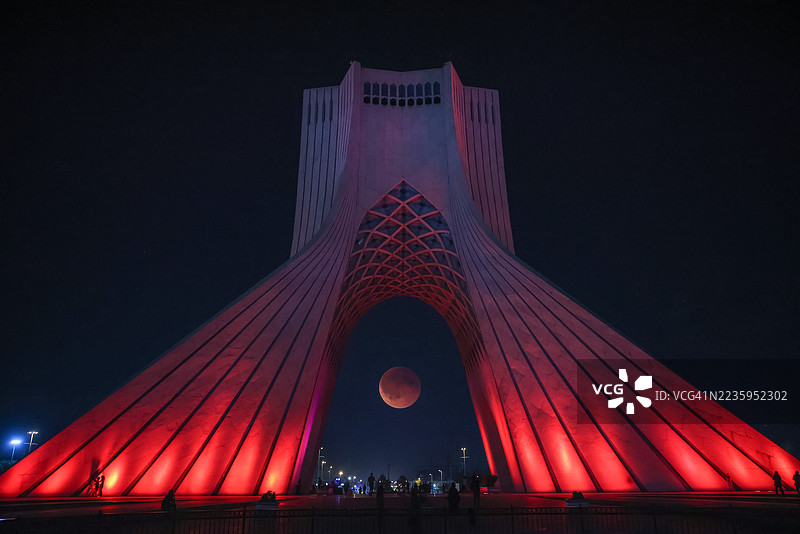德黑兰夜空中的月食图片素材