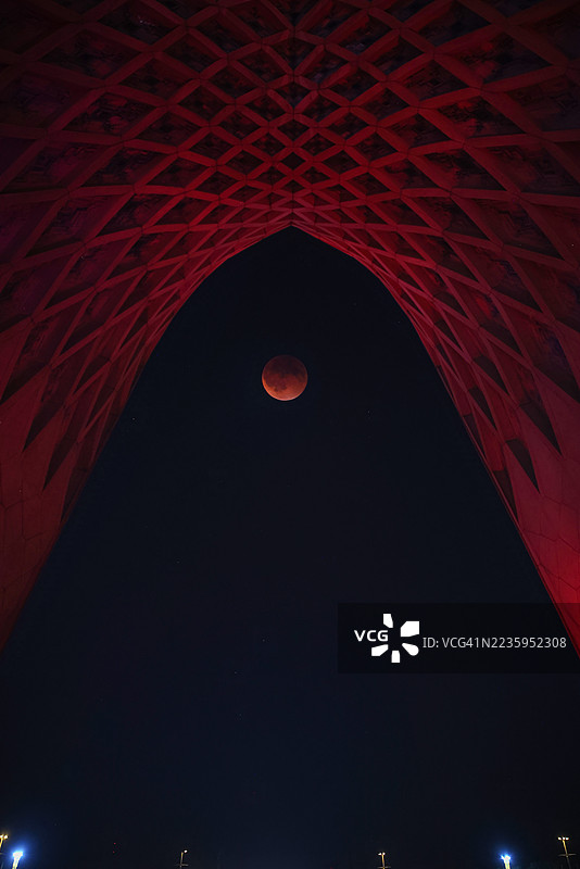 德黑兰夜空中的月食图片素材