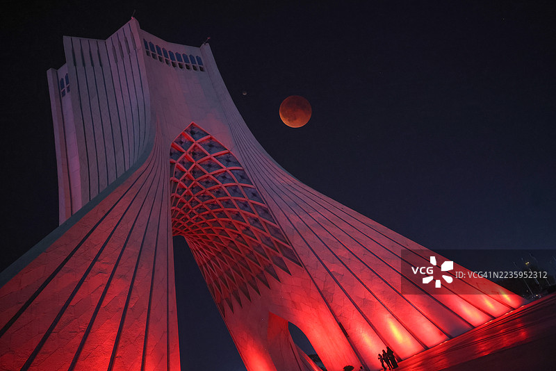 德黑兰夜空中的月食图片素材