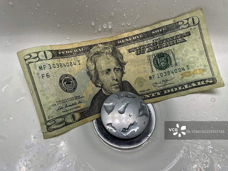 湿透的钱在水槽排水口附近图片素材