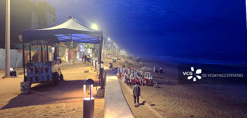 墨西哥蒂华纳海滩的国际边境在黎明时分图片素材