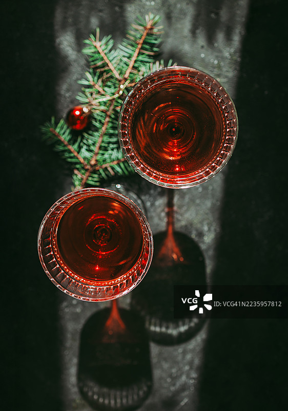 两杯红酒和一根云杉枝，俯视图图片素材