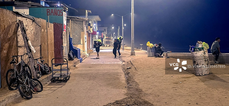 日出时分，位于下加利福尼亚州蒂华纳海滩的国际边境海滩图片素材