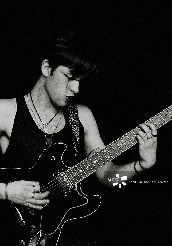 痴迷的弦乐。图片素材